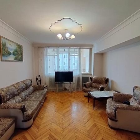 Апартаменти Large Apt Near Republic Square Єреван Екстер'єр фото